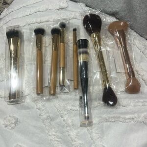 Brand new and sealed lot of 9 tarte and itcosmetic brushes and sponge